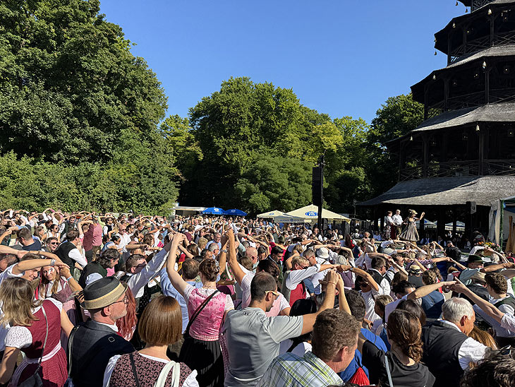 ocherlball im Biergarten am Chinesischen Turm 20.07.2025 (©Foto: Martin Schmitz)